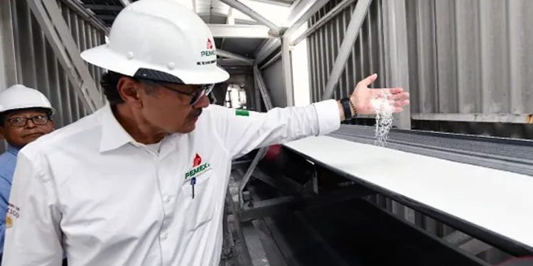 Pemex eleva 650 producción de urea a tres años de reactivarla