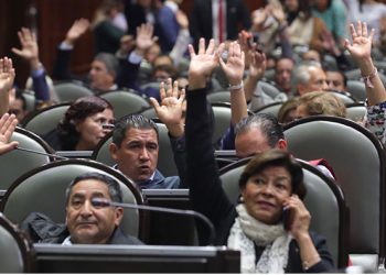 Aprueban reforma para que inmuebles del gobierno federal generen electricidad con fuentes renovables