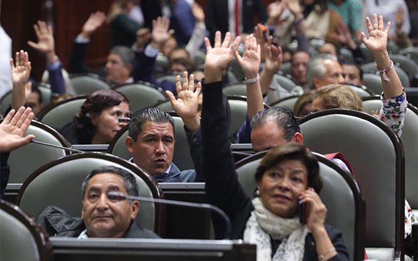 Aprueban reforma para que inmuebles del gobierno federal generen electricidad con fuentes renovables