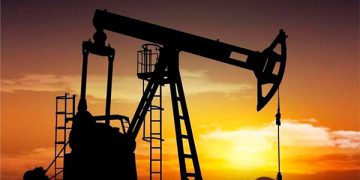 Precios del crudo inician la semana con fuertes pérdidas