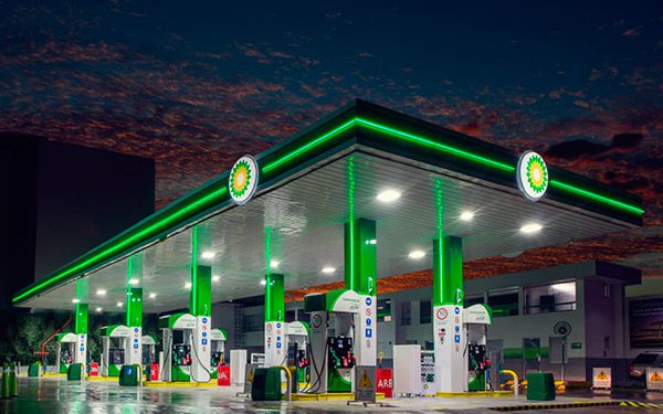 BP recortará 10 mil empleos por caída en los precios del petróleo y transición a energías renovables