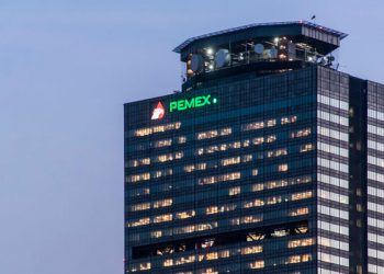 Pemex reporta pérdidas millonarias y sus ventas caen 52%