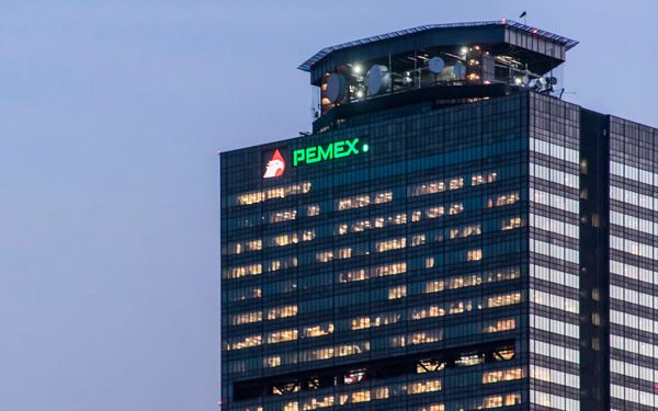 Pemex reporta pérdidas millonarias y sus ventas caen 52%