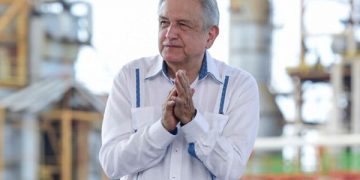 López Obrador pide a reguladores autónomos alinearse a su política energética