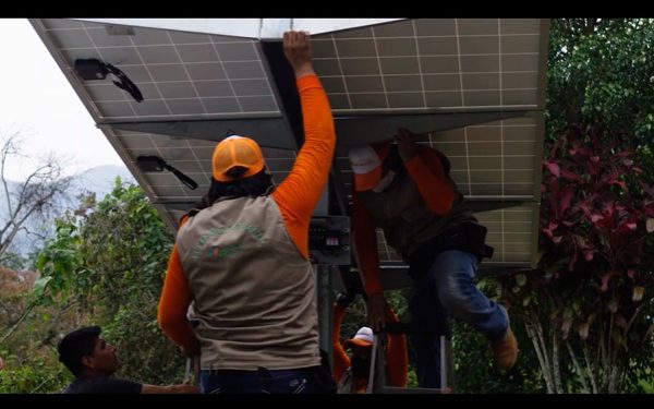 Iberdrola conecta con energía solar a 36 comunidades de SLP