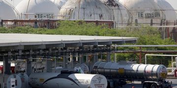 IP en riesgo de perder 125 permisos de comercialización de hidrocarburos