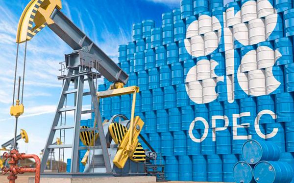 OPEP+ acuerda alza de producción petrolera