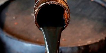 Petróleo cae más de un dólar; preocupación económica contrarresta ajuste de suministros