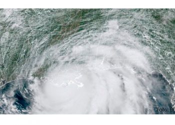 Ante paso de Ida, petroleras recortan 96% de producción de crudo en el Golfo de México de EU