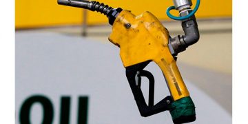 El repunte del petróleo termina en medio de las preocupaciones por el COVID-19 y el suministro en México regresa