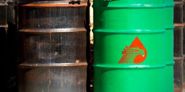 Mezcla mexicana de petróleo retrocede 0.49% y termina en 64.35 dólares por barril