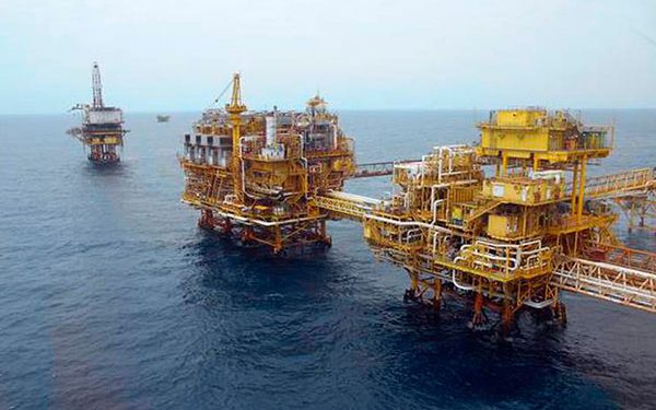 Pemex pierde 25% de su producción petrolera por explosión en plataforma