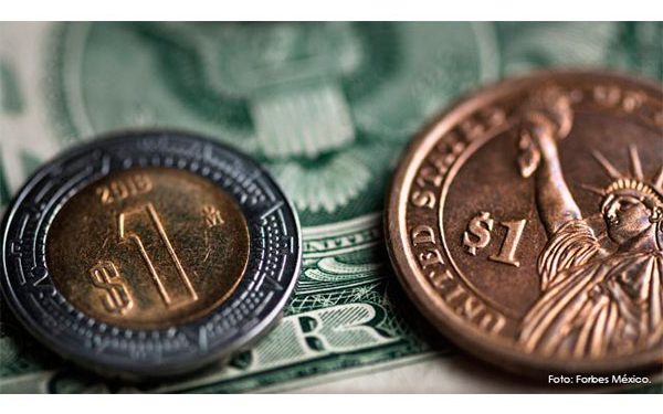 Peso gana a la espera de un alza en la tasa de interés de Banxico