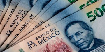 Peso recupera terreno por repliegue del dólar tras datos de inflación de EU