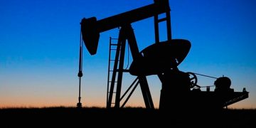 Petróleo gana más de 30 centavos; mercado espera continuo descenso de inventarios