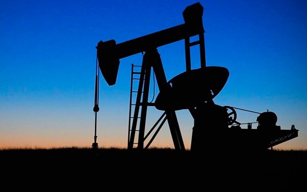 Petróleo gana más de 30 centavos; mercado espera continuo descenso de inventarios