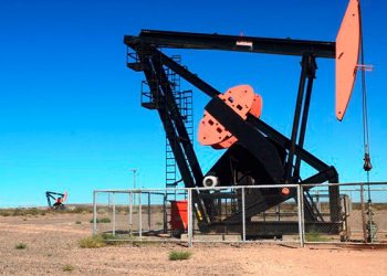 Precios del petróleo bajan hasta 25 centavos lastrados por débil demanda asiática