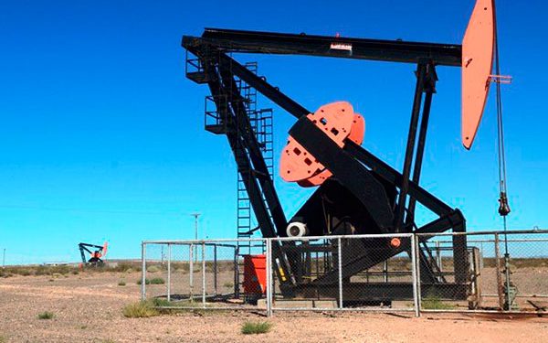 Precios del petróleo bajan hasta 25 centavos lastrados por débil demanda asiática