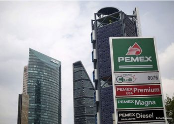 Un muerto, cinco desaparecidos tras incendio de plataforma costa afuera de Pemex