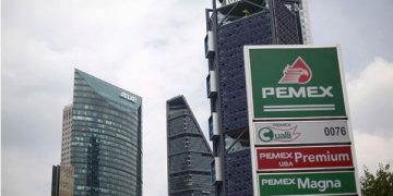 Un muerto, cinco desaparecidos tras incendio de plataforma costa afuera de Pemex