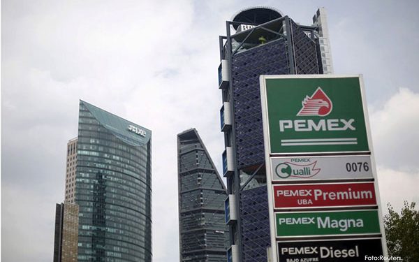 Un muerto, cinco desaparecidos tras incendio de plataforma costa afuera de Pemex