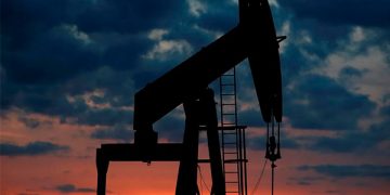 Petróleo baja hasta 50 centavos; mercado atento a reunión de la OPEP+