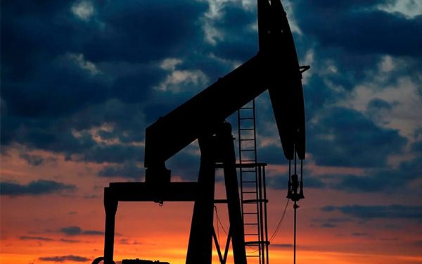 Petróleo baja hasta 50 centavos; mercado atento a reunión de la OPEP+