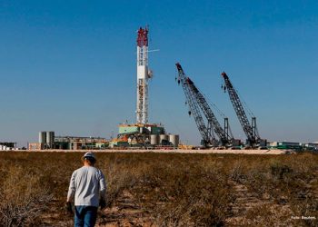 Petróleo baja por deterioro de panorama de demanda en China