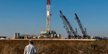 Petróleo baja por deterioro de panorama de demanda en China