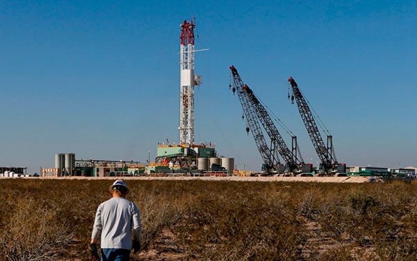 Petróleo baja por deterioro de panorama de demanda en China