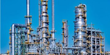 Petróleo opera estable tras advertencia de AIE sobre lenta recuperación en la demanda