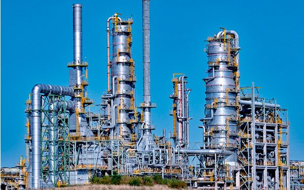 Petróleo opera estable tras advertencia de AIE sobre lenta recuperación en la demanda