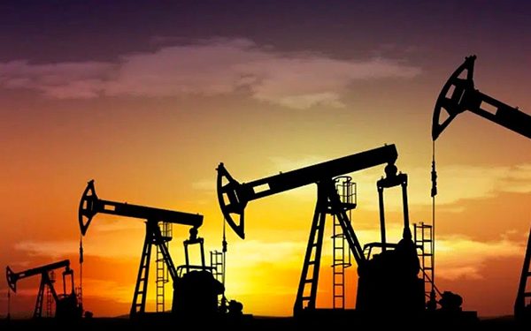 Petróleo baja hasta 88 centavos por preocupación sobre economía china y mayor oferta