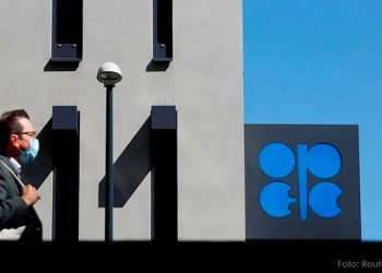 Barril de crudo cierra estable; OPEP+ se adhiere a aumentos graduales de producción