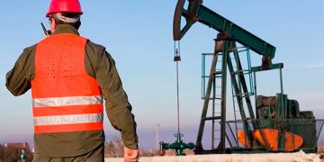 Petróleo sube más de 1 dólar por esperado descenso de inventarios en EU