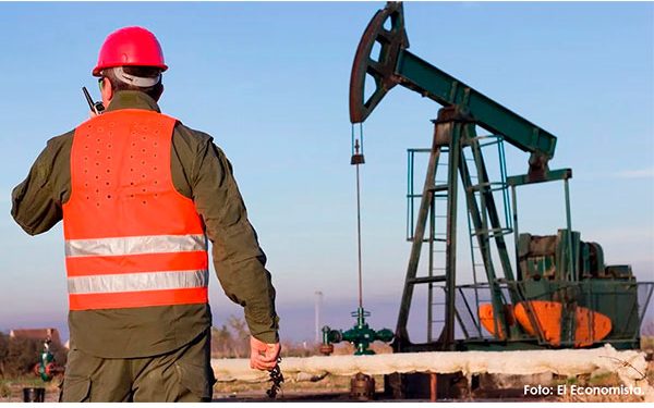 Petróleo sube más de 1 dólar por esperado descenso de inventarios en EU