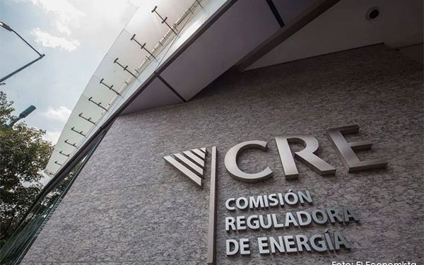 Renuncia secretario ejecutivo de la CRE en medio de cuestionamientos
