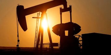 Petróleo cae hasta 1.33 dólares por aversión al riesgo y fortaleza del dólar