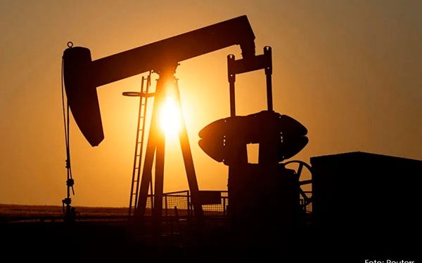 Petróleo cae hasta 1.33 dólares por aversión al riesgo y fortaleza del dólar
