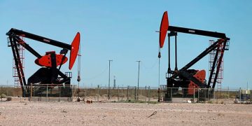 Petróleo gana más de 1 dólar en la apertura tras declive de existencias en EU