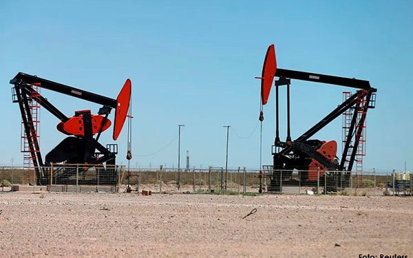 Petróleo gana más de 1 dólar en la apertura tras declive de existencias en EU