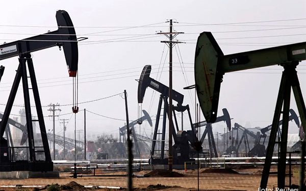 Petróleo gana más de un dólar por ajustados suministros en EU y llamada Biden-Xi Jinping