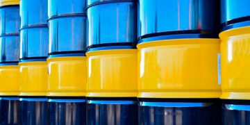 Hacienda prevé que barril de petróleo suba a 55.1 dólares en 2022