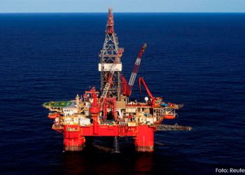 Petróleo se mantiene estable; ignora alza de inventarios en EU y fortaleza del dólar