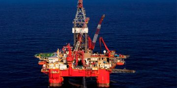 Petróleo se mantiene estable; ignora alza de inventarios en EU y fortaleza del dólar