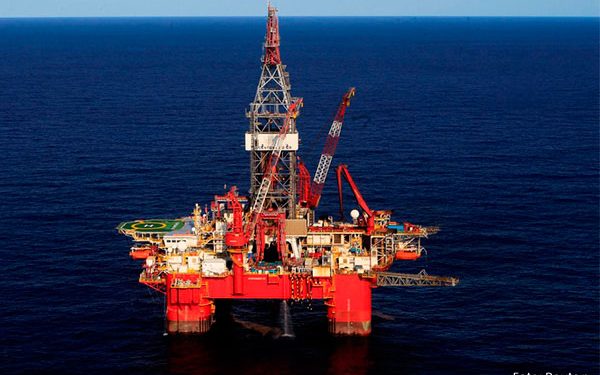 Petróleo se mantiene estable; ignora alza de inventarios en EU y fortaleza del dólar