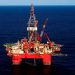 Petróleo se mantiene estable; ignora alza de inventarios en EU y fortaleza del dólar