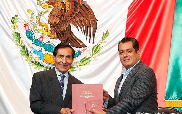 México producirá menos petróleo y gastará más en programas sociales en 2022