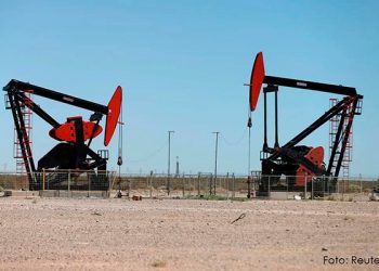 Petróleo sube más de 1%; Brent se acerca a los 80 dólares por barril