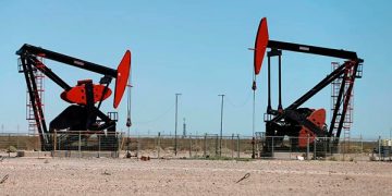 Petróleo sube más de 1%; Brent se acerca a los 80 dólares por barril